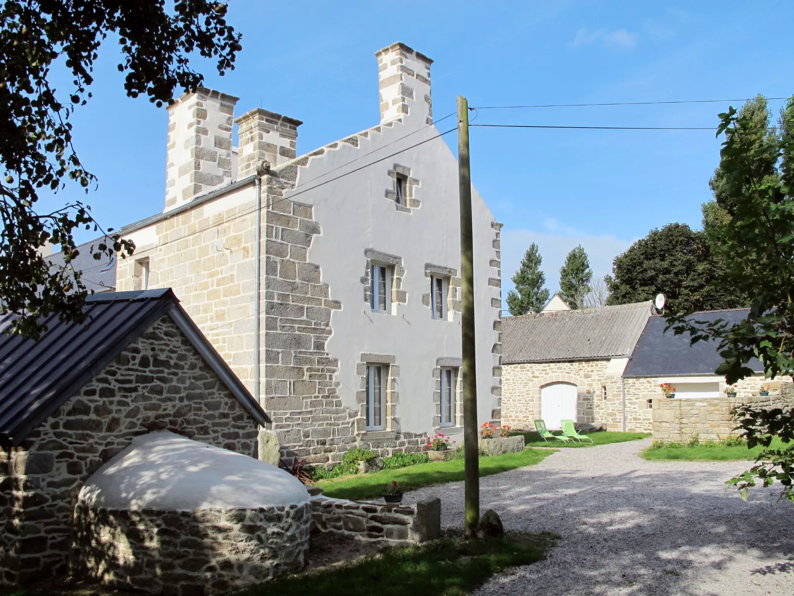 Le Manoir-Outside