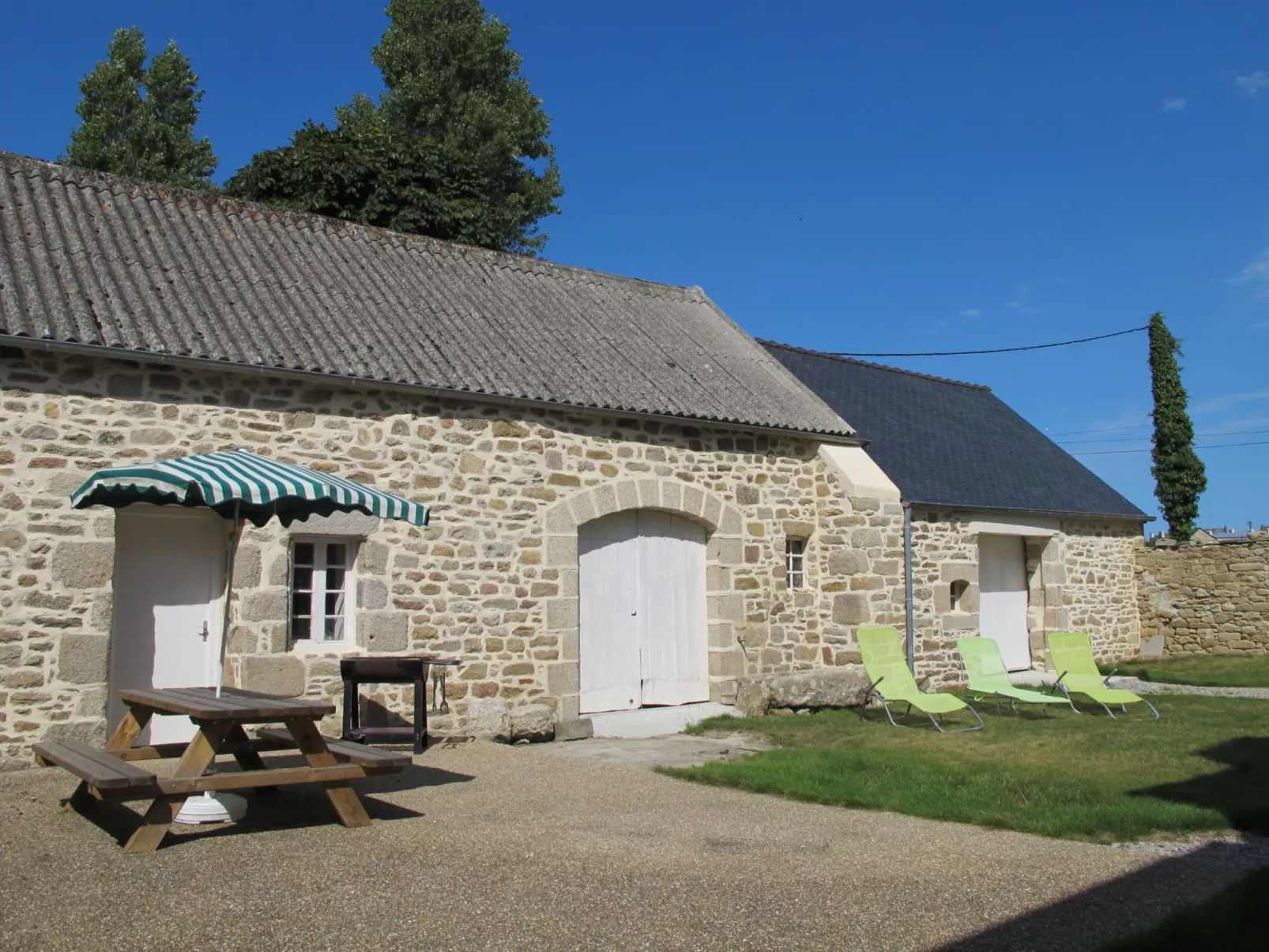 Le Manoir-Outside