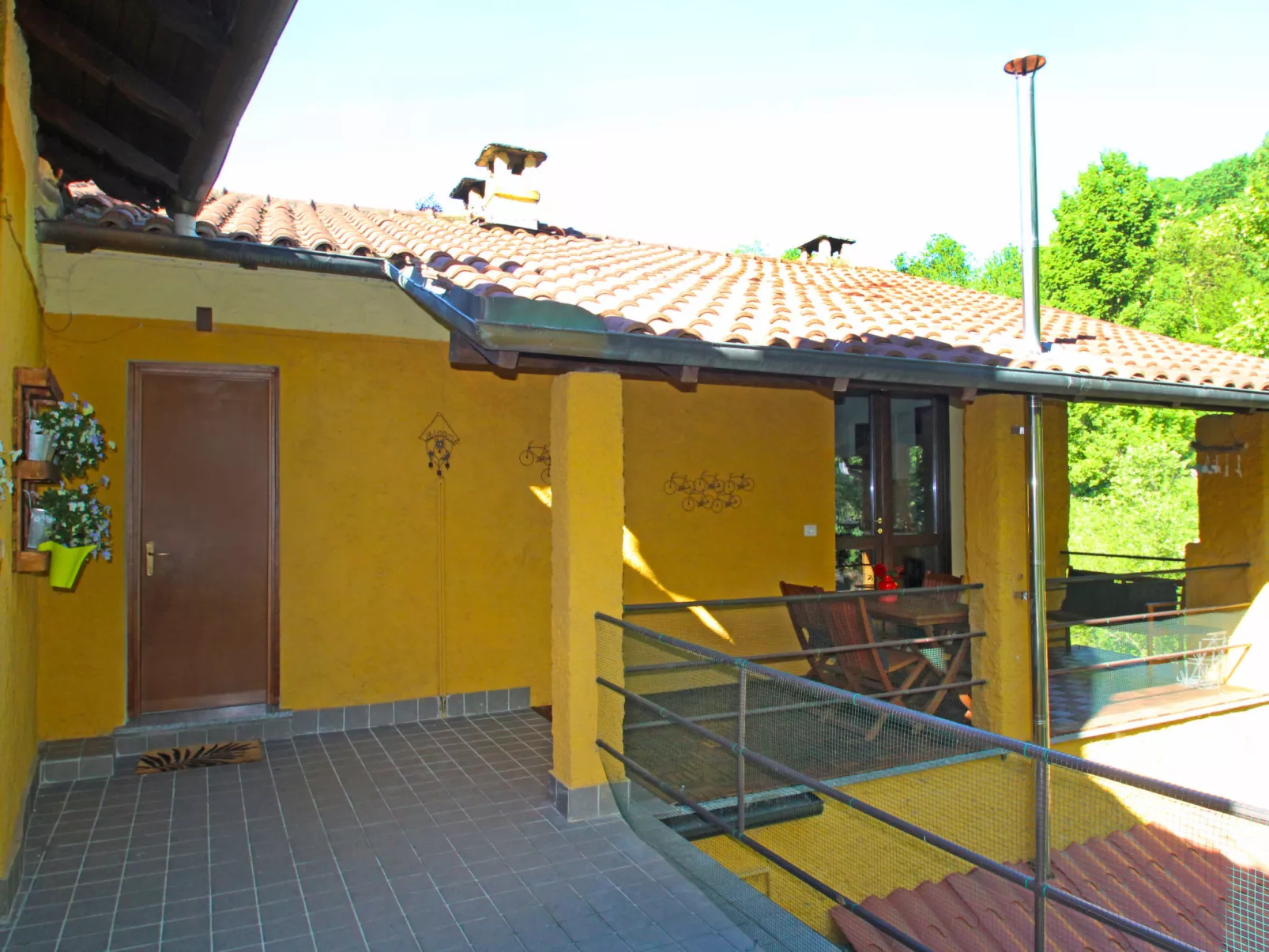 La Furnaseta-Outside
