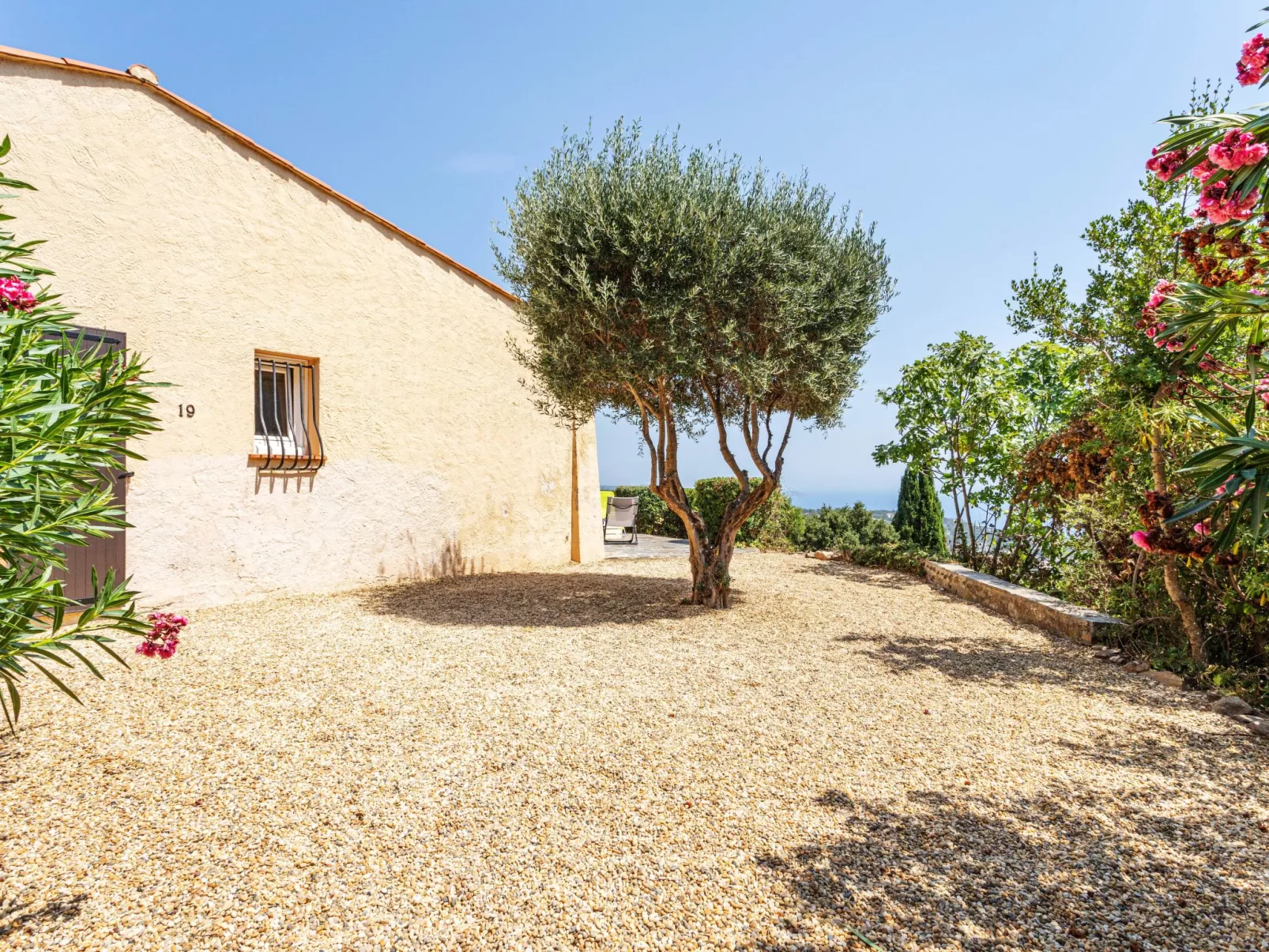 Domaine des Collieres-Outside