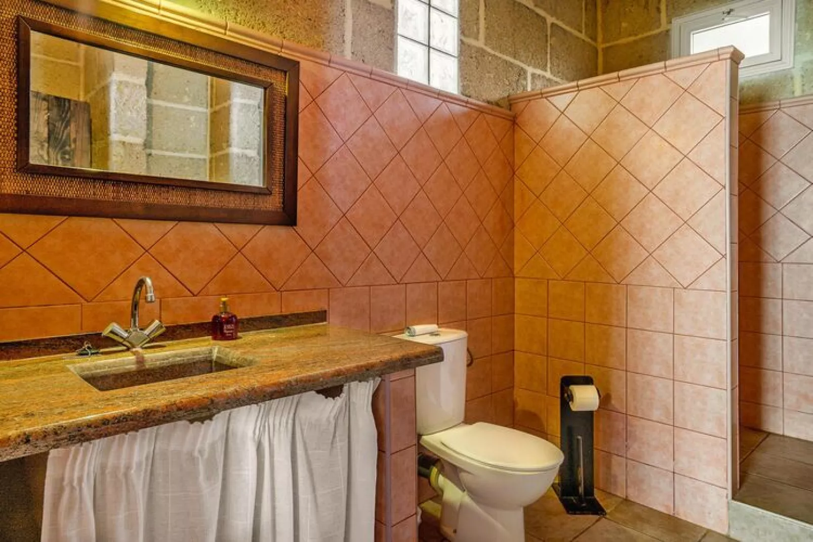 Carmen-Bathroom