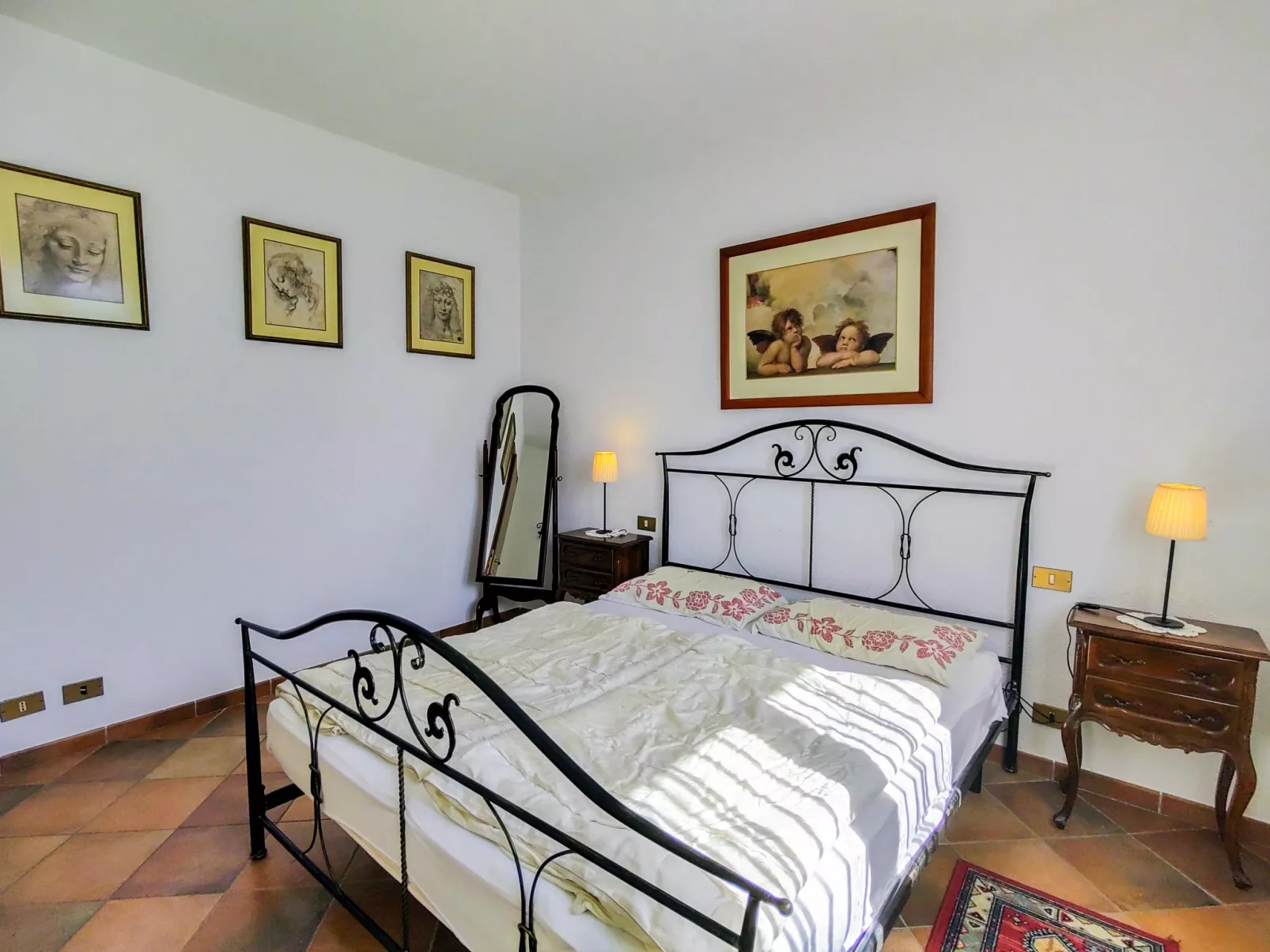 La Rocca-Inside