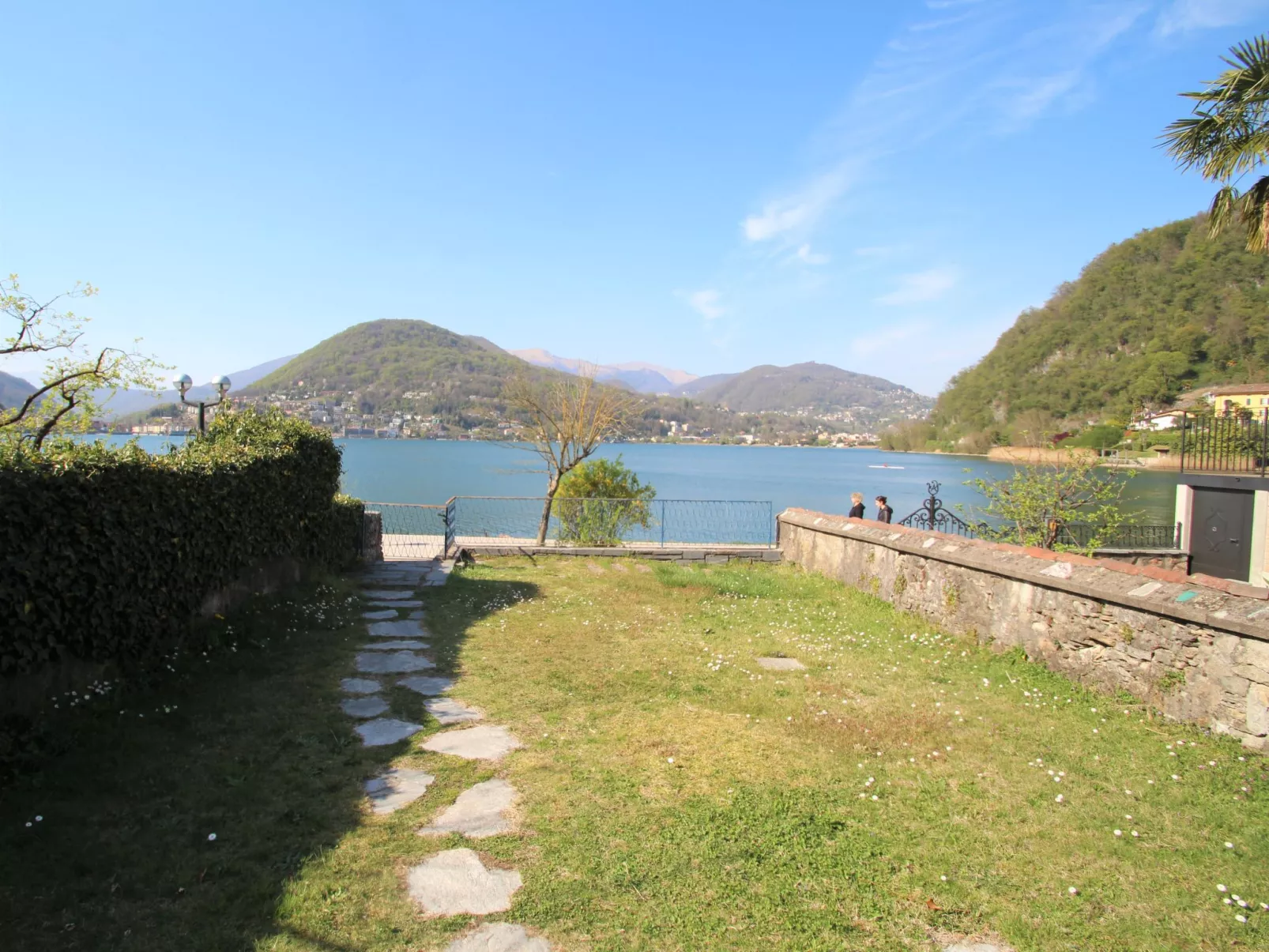 Lungolago-Outside