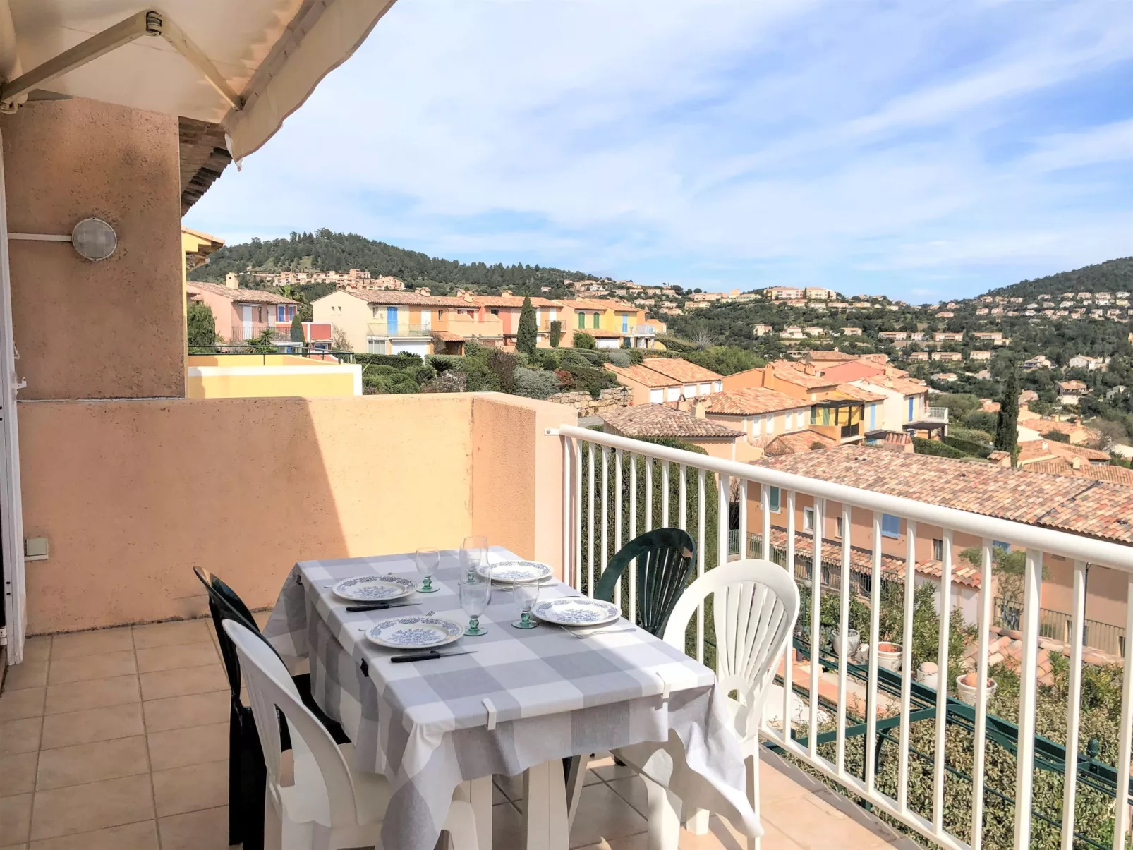 Le Petit Village-Dehors