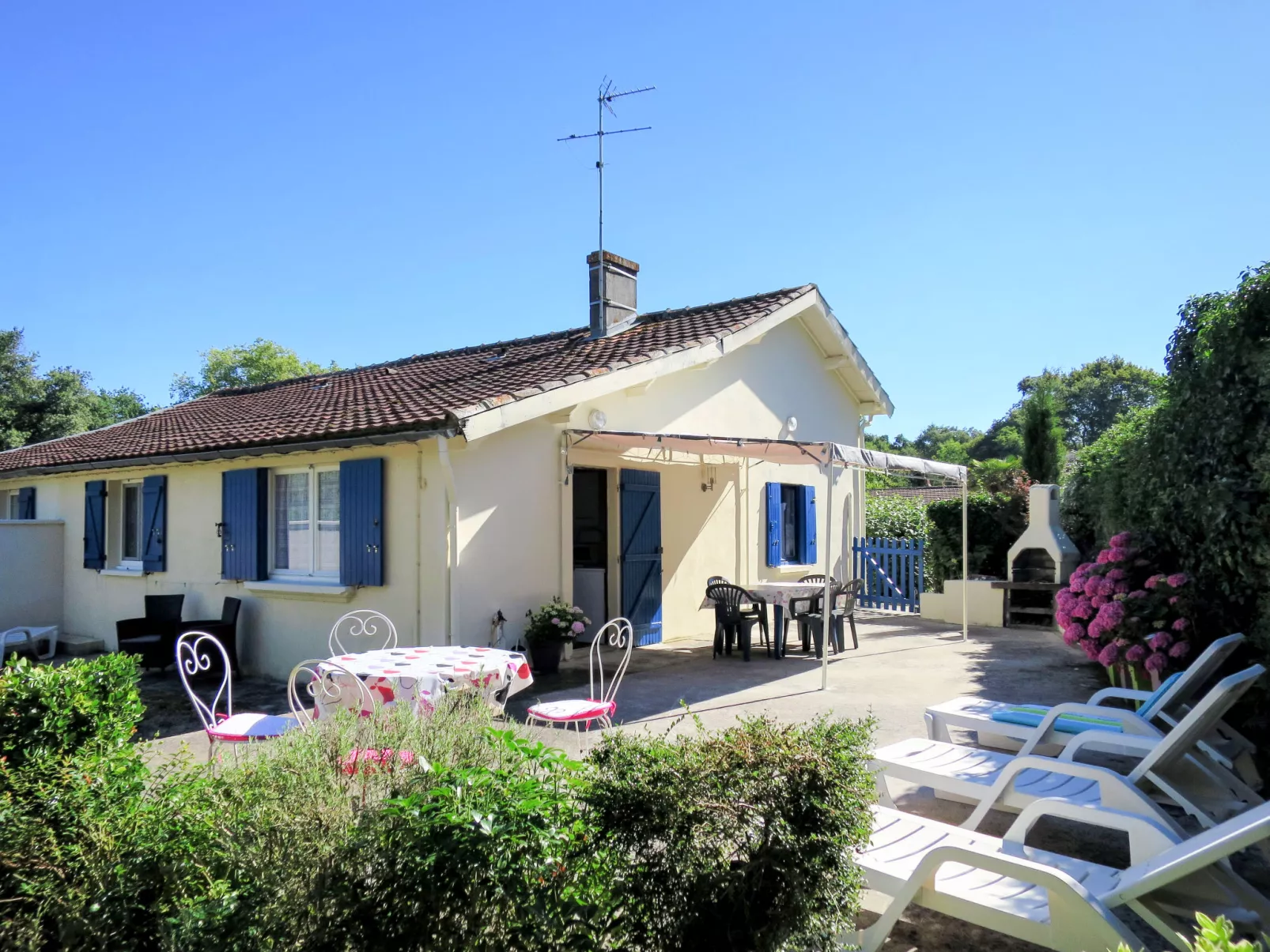 Pontac-Gadet 1-Outside