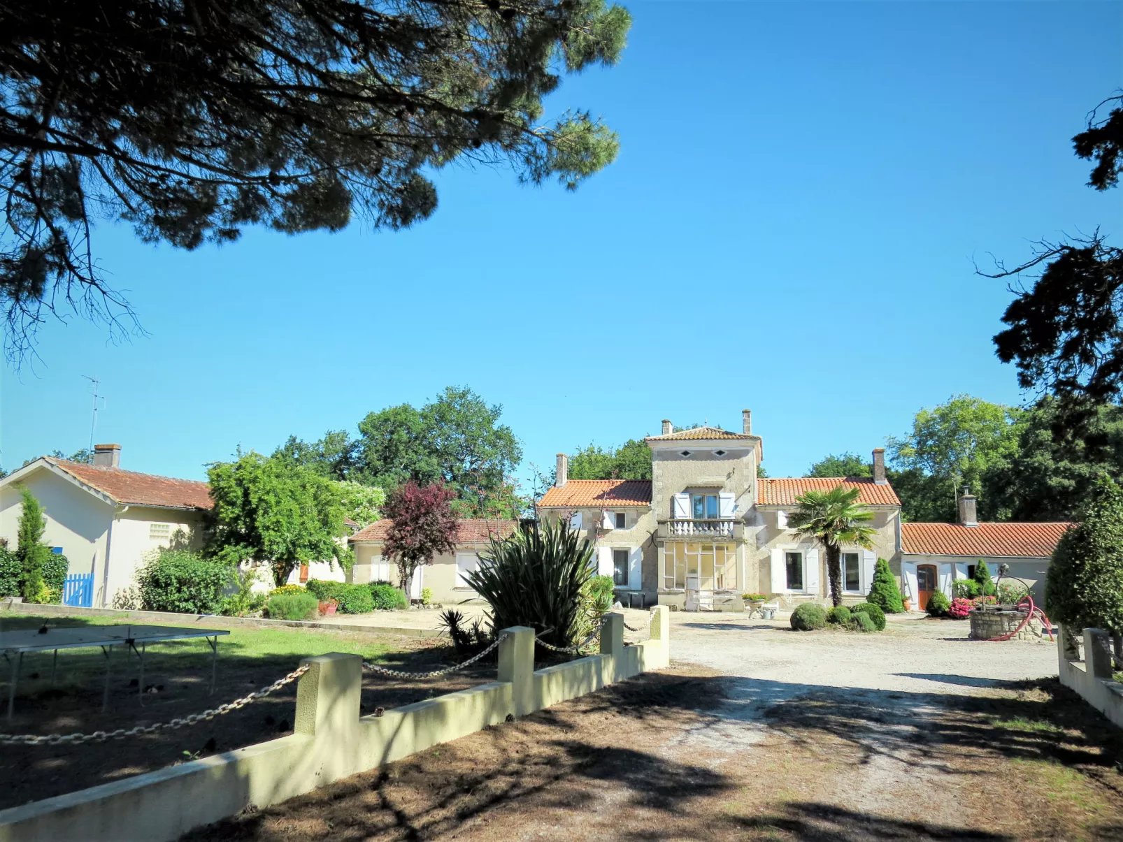 Pontac-Gadet 1-Outside