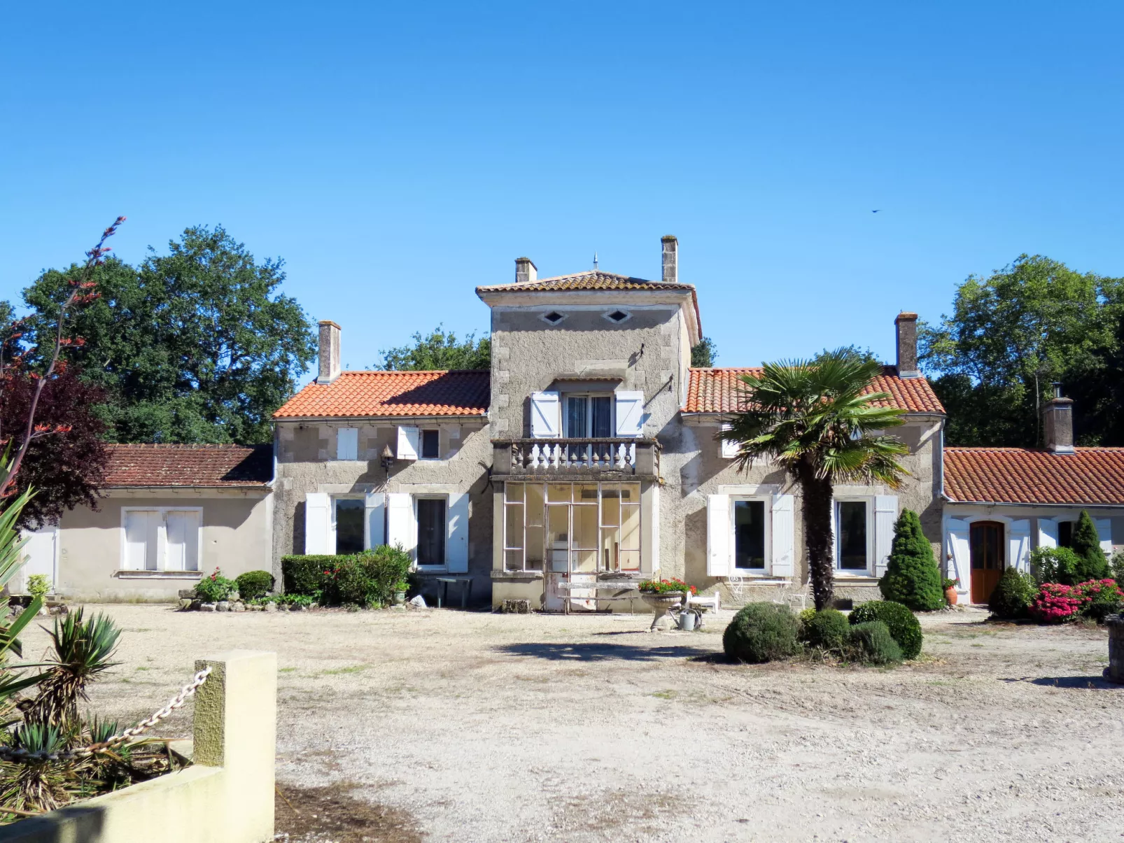 Pontac-Gadet 1-Outside
