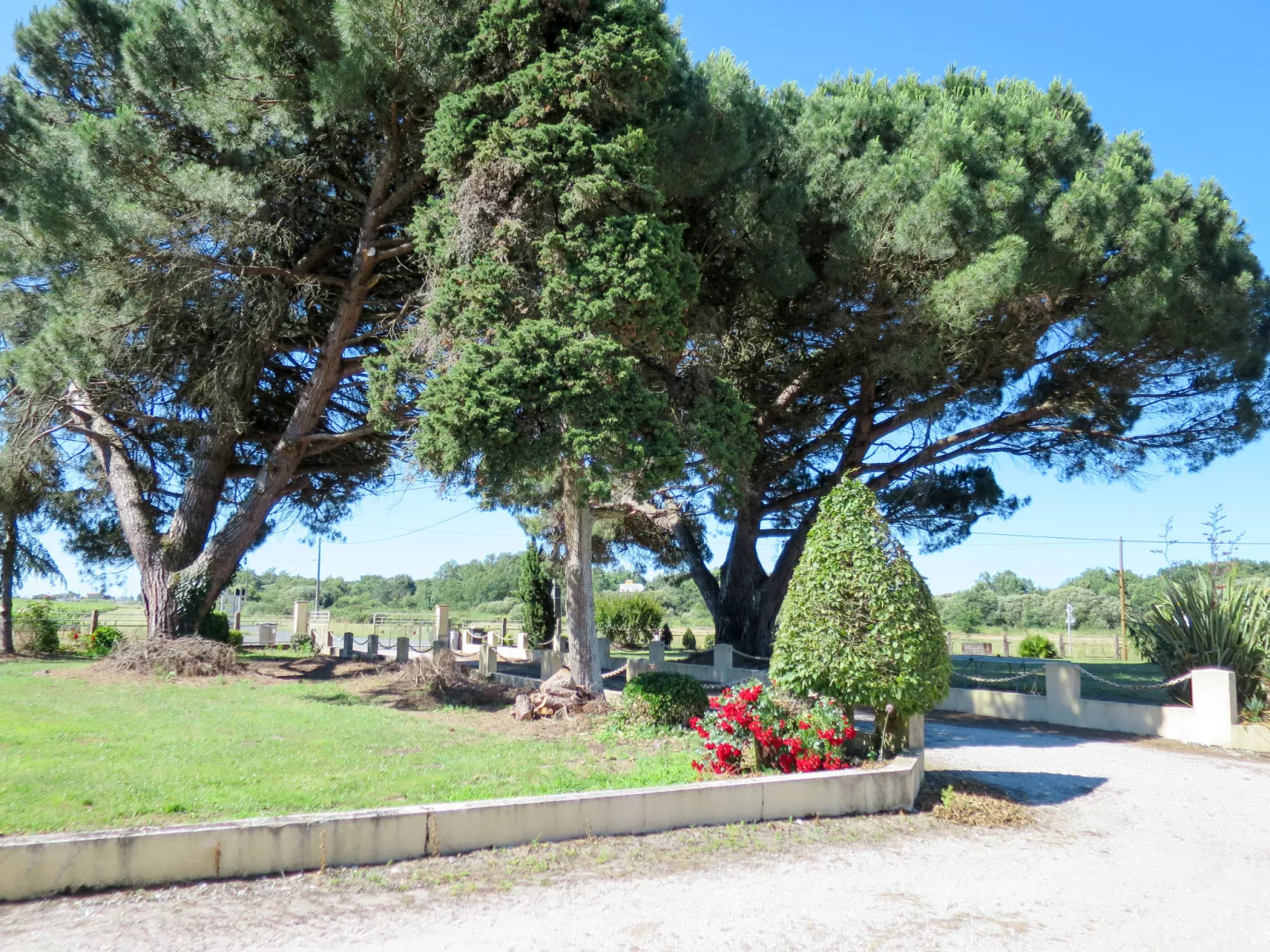 Pontac-Gadet 1-Outside