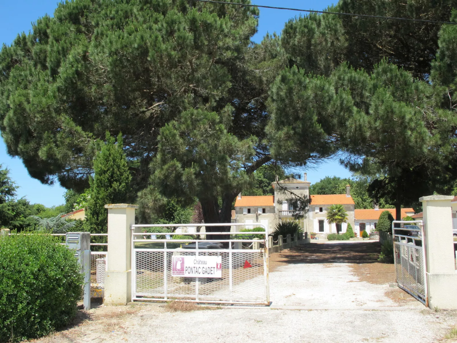 Pontac-Gadet 1-Inside