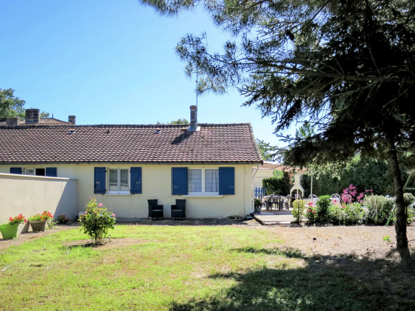 Pontac-Gadet 1-Outside