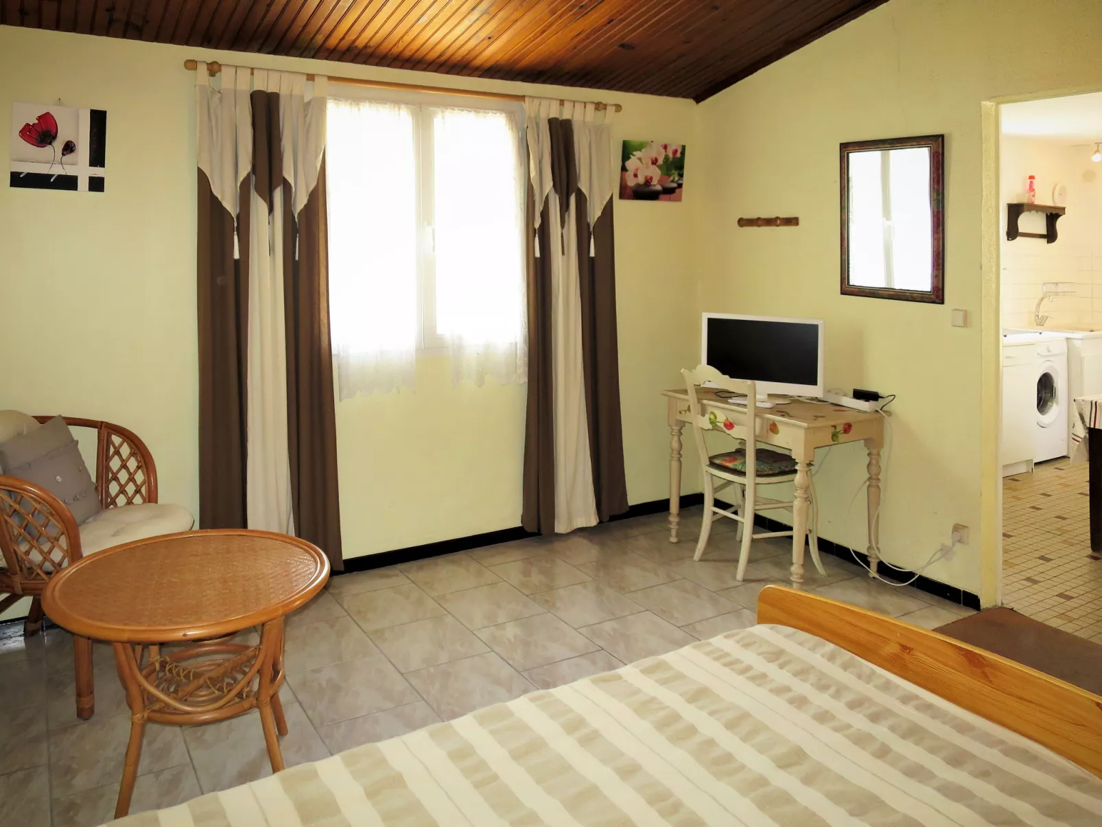 Pontac-Gadet 2-Inside