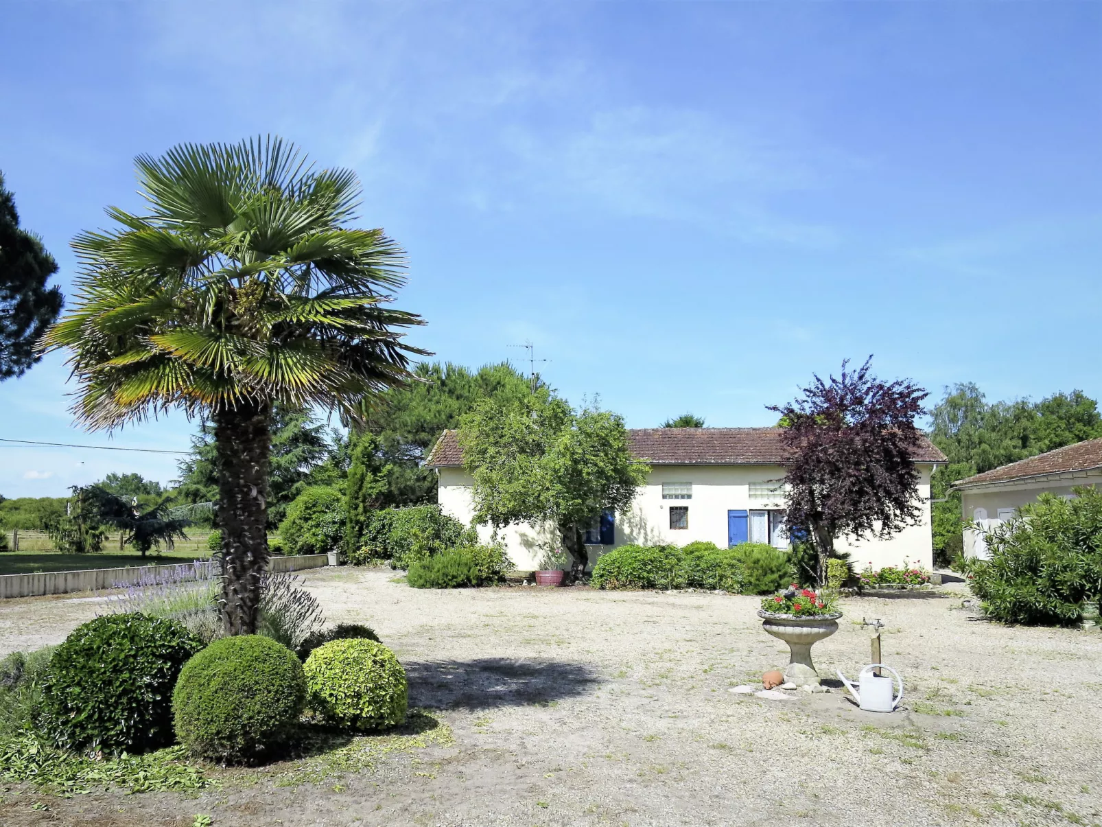 Pontac-Gadet 2-Outside