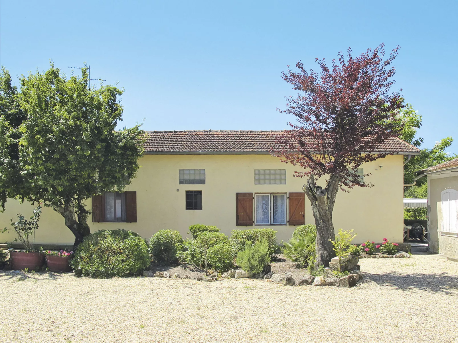 Pontac-Gadet 2-Outside