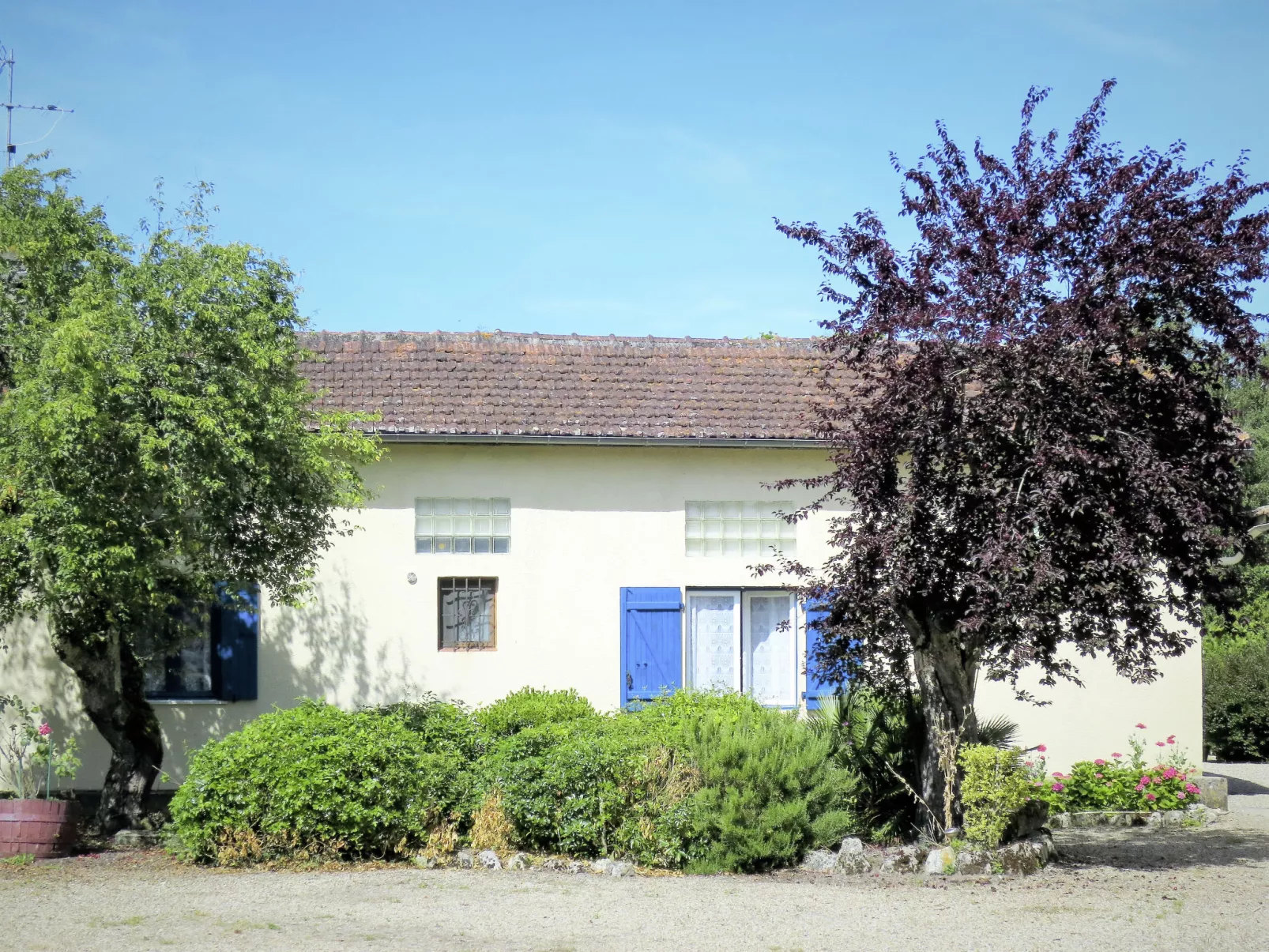 Pontac-Gadet 2-Outside