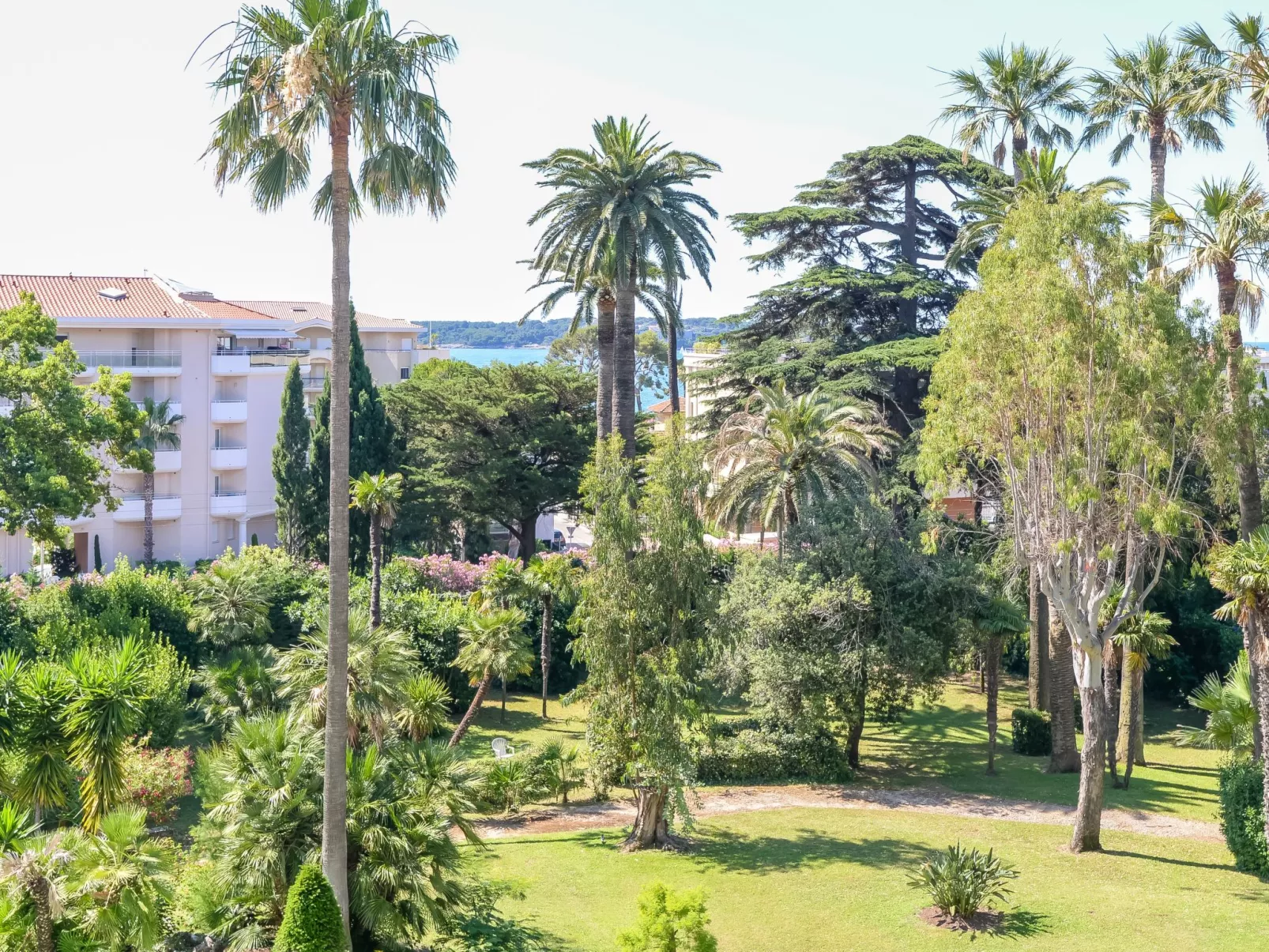 Les Pervenches-Outside