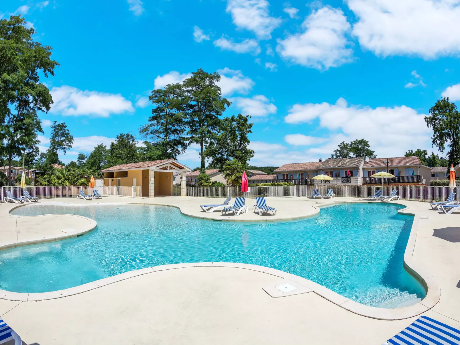 Le Domaine du Golf d'Albret-Outside