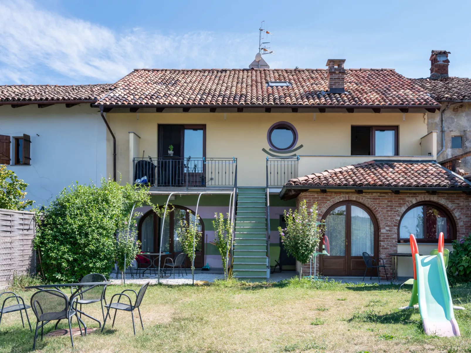 Il Sole-Outside