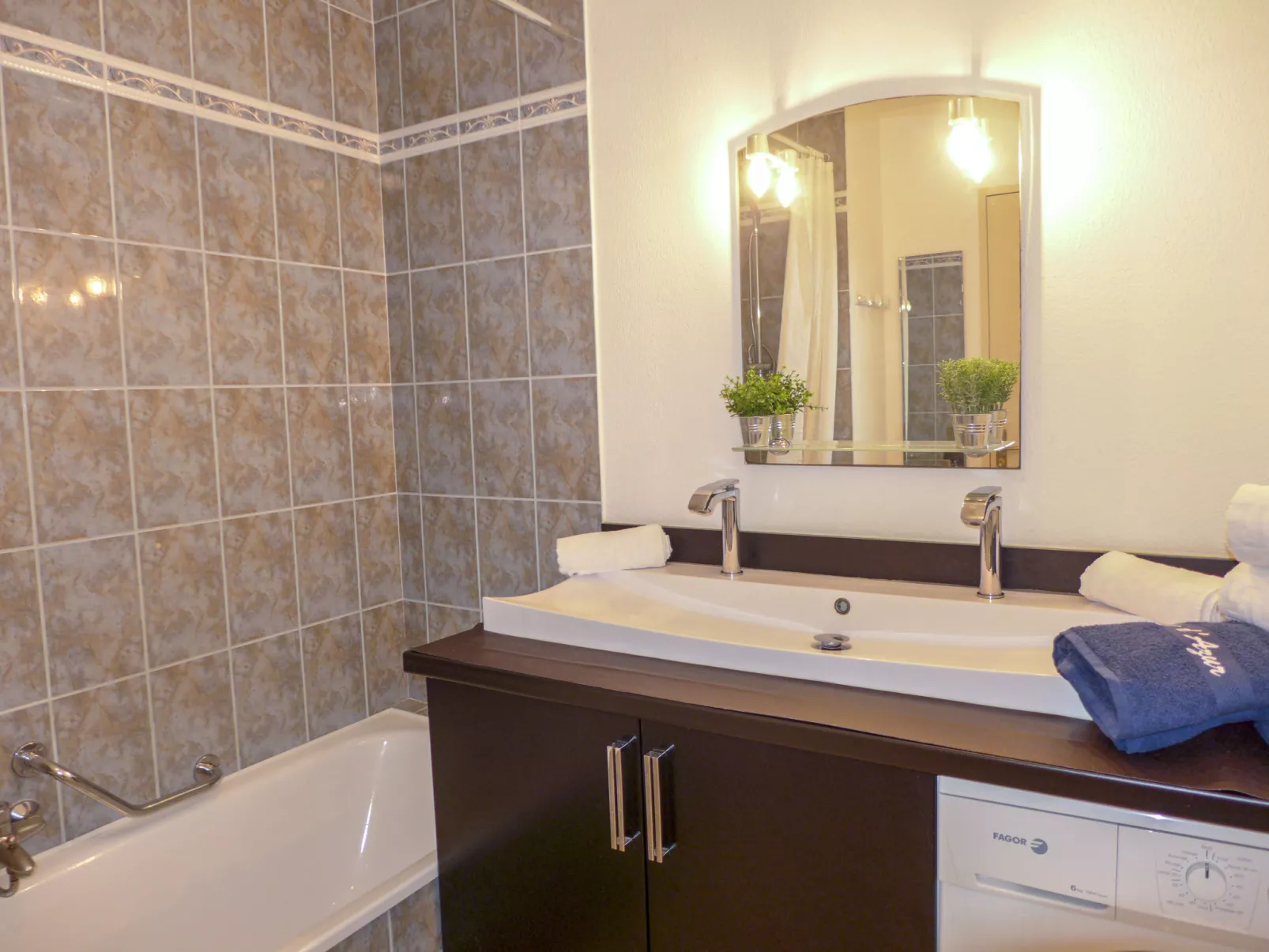 Le Clos Saint Saens-Inside