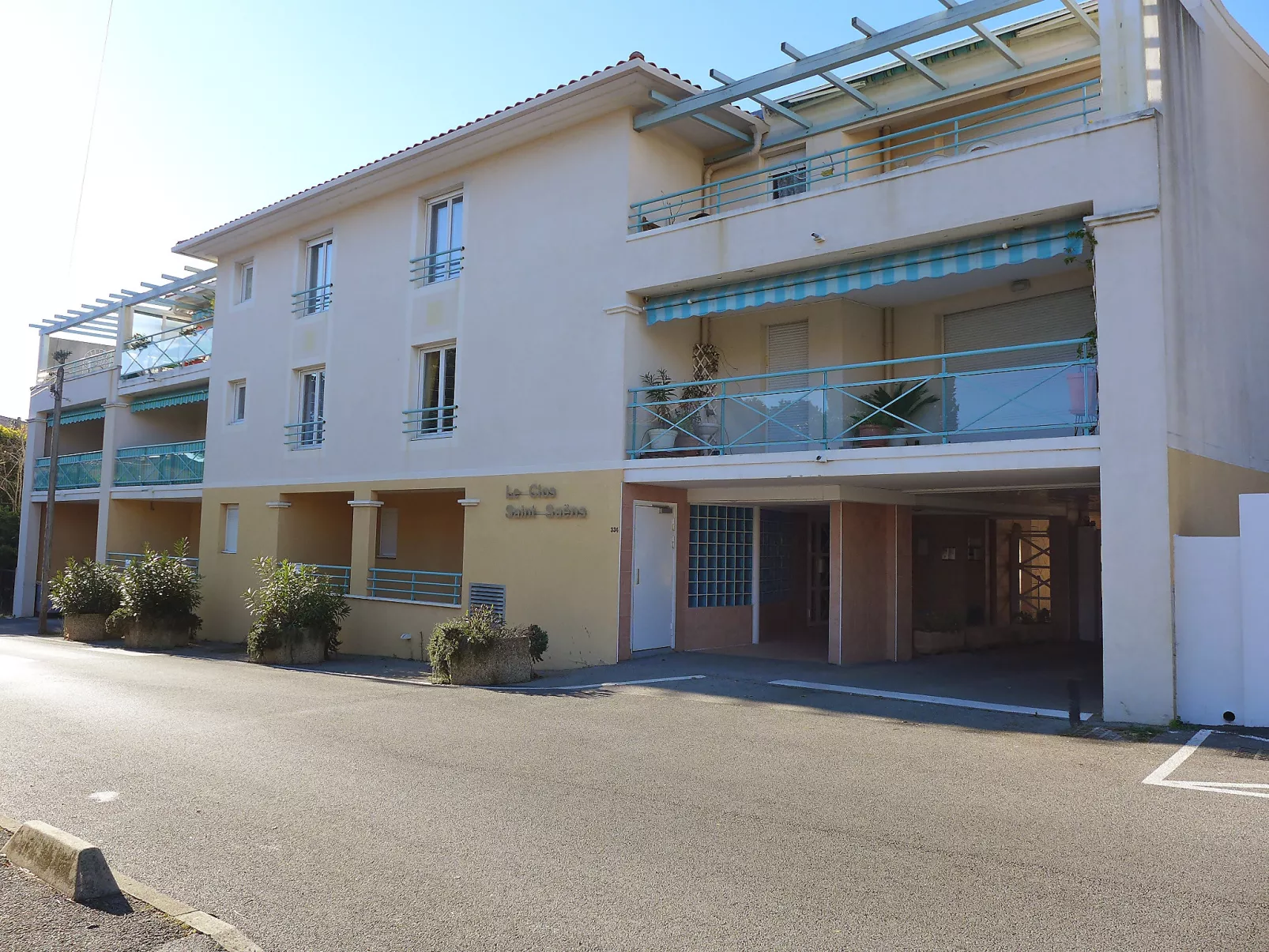 Le Clos Saint Saens-Outside