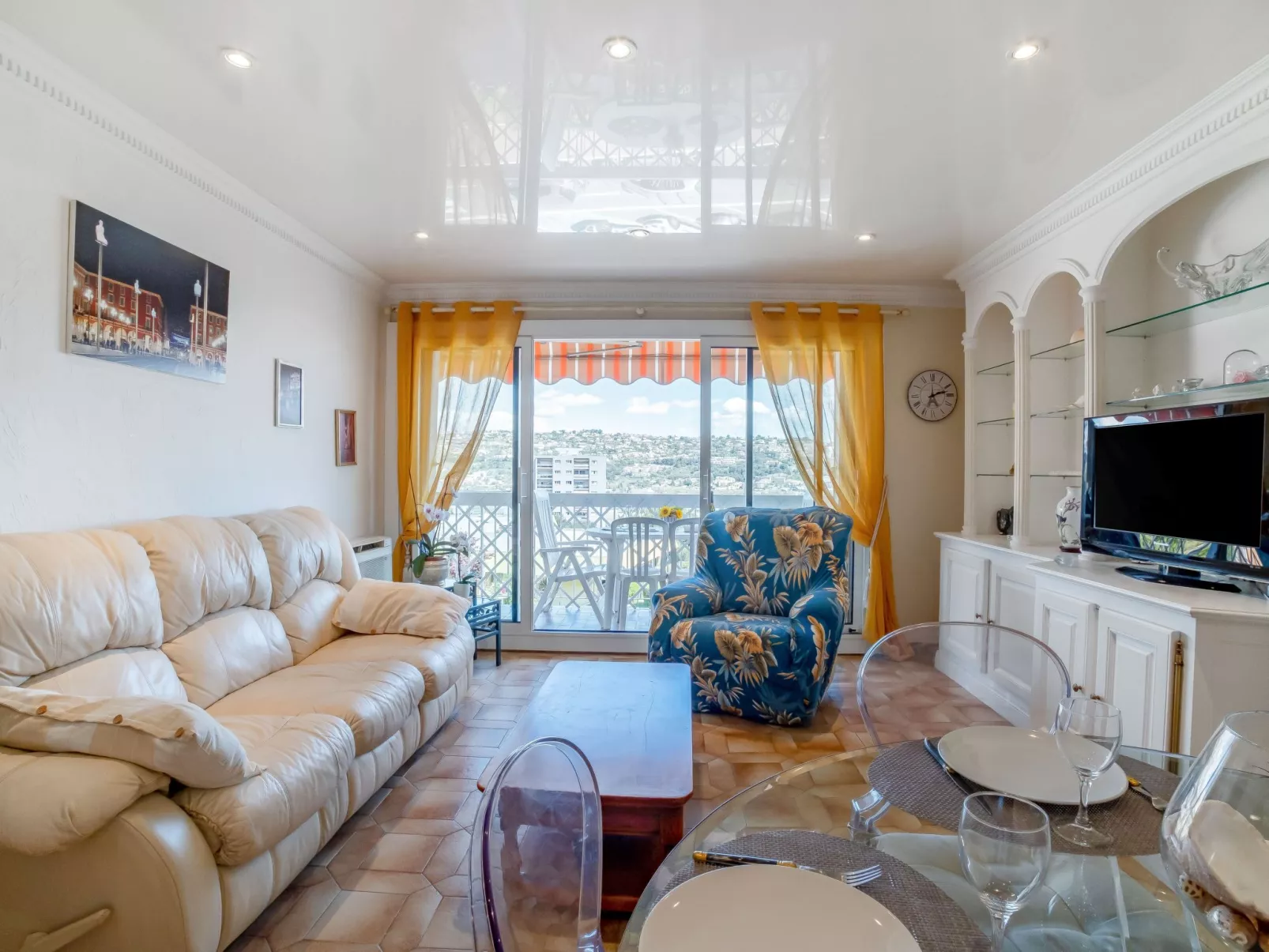Le Giono-Inside
