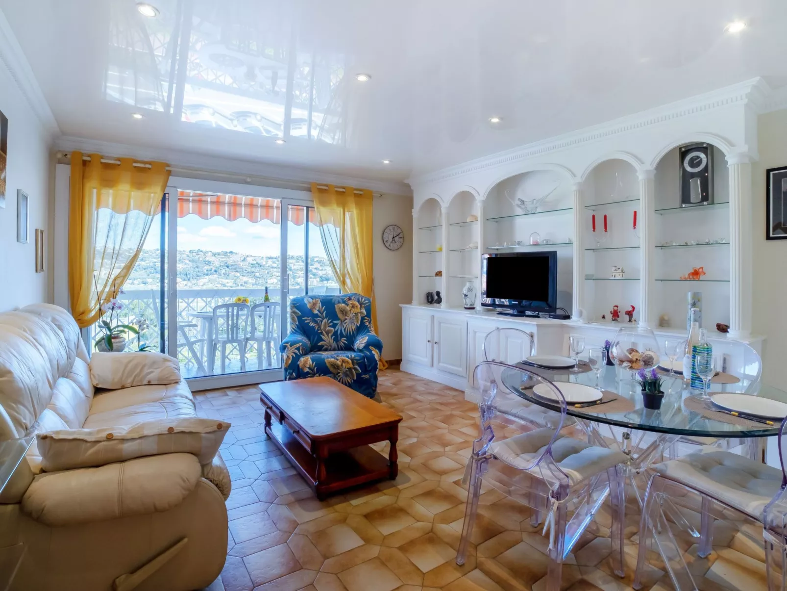 Le Giono-Inside