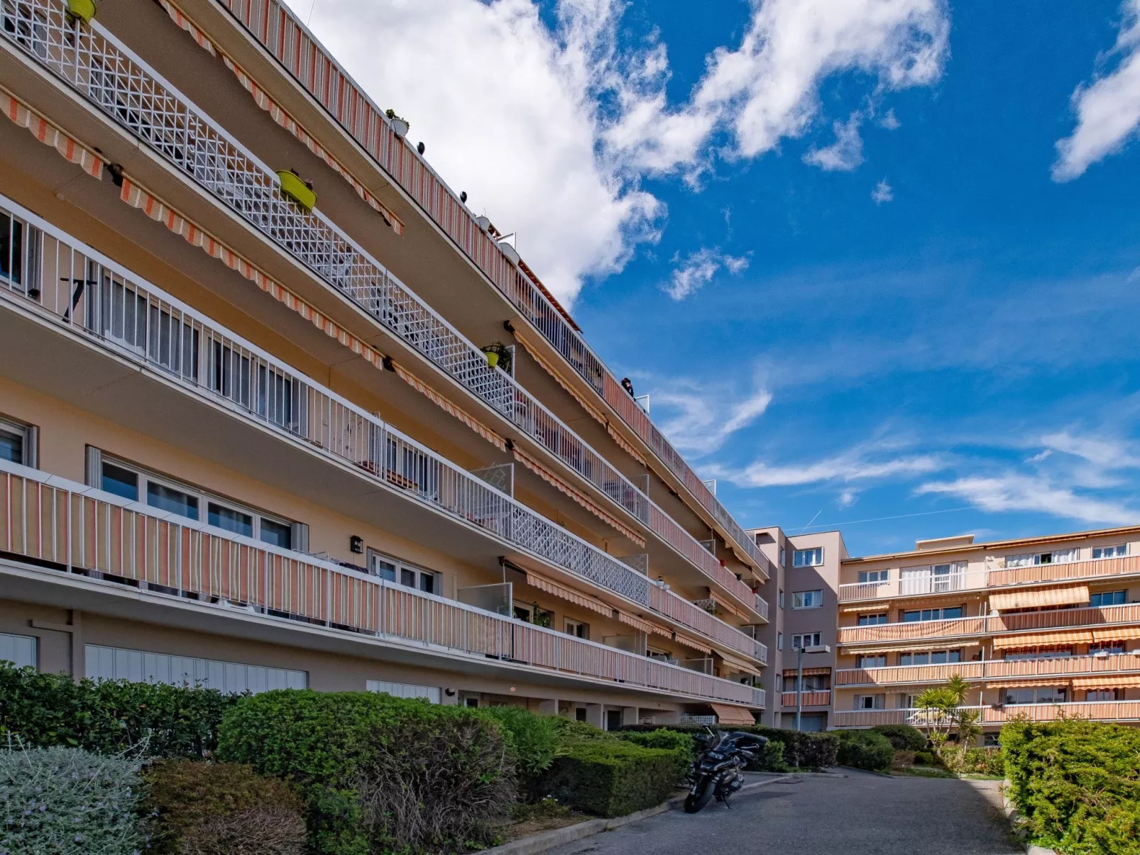 Le Giono-Outside