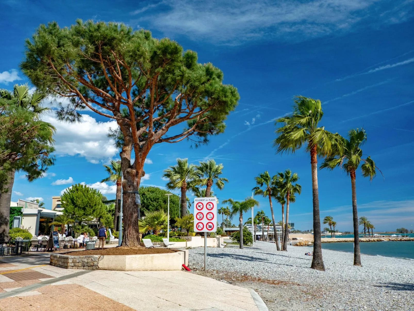 Le Giono-Outside