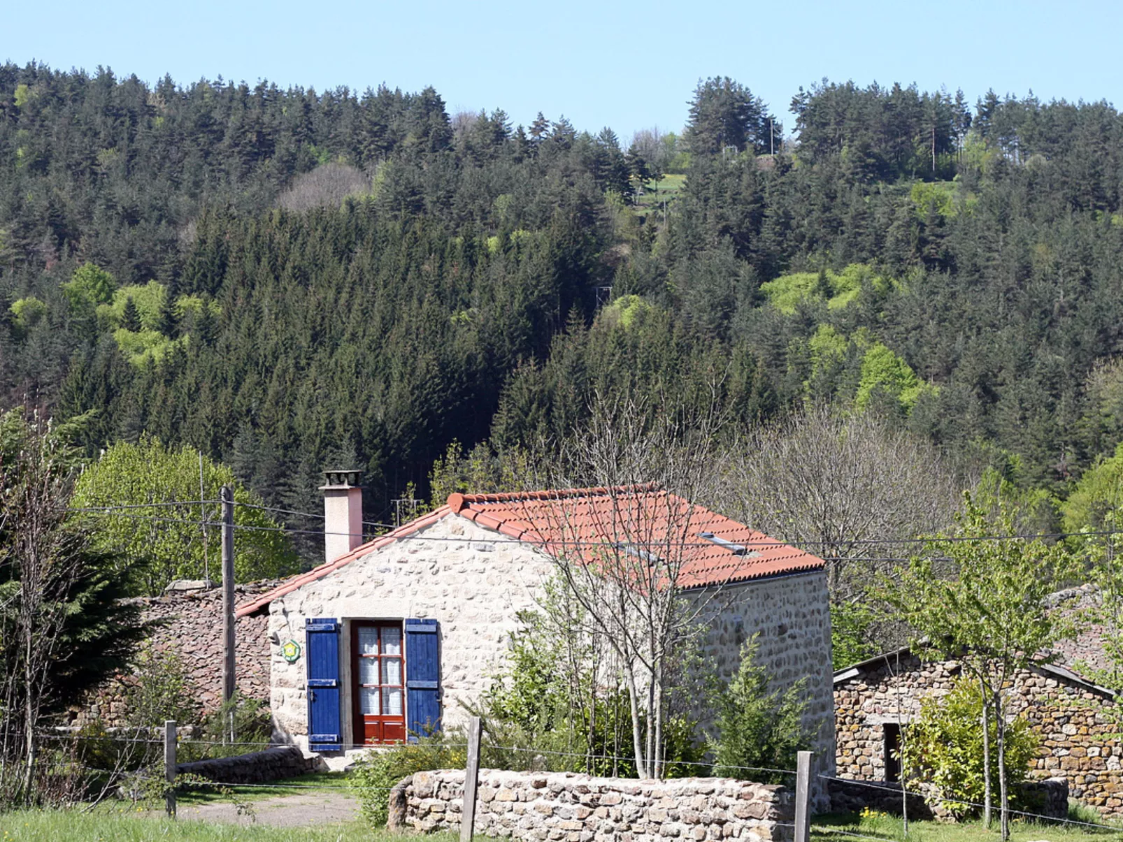 L'Assemblée-Outside