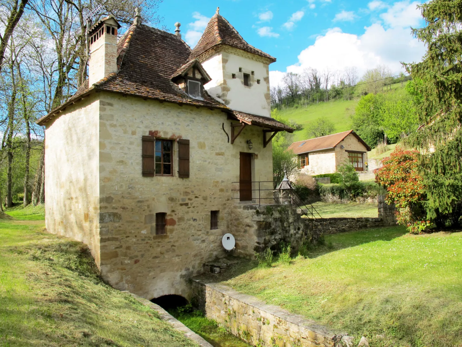 Le Moulin-Outside
