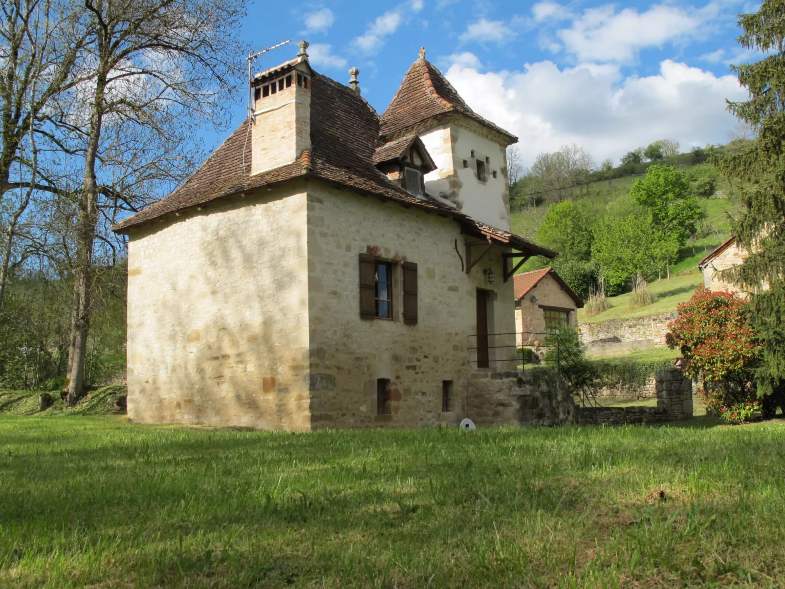 Le Moulin-Outside