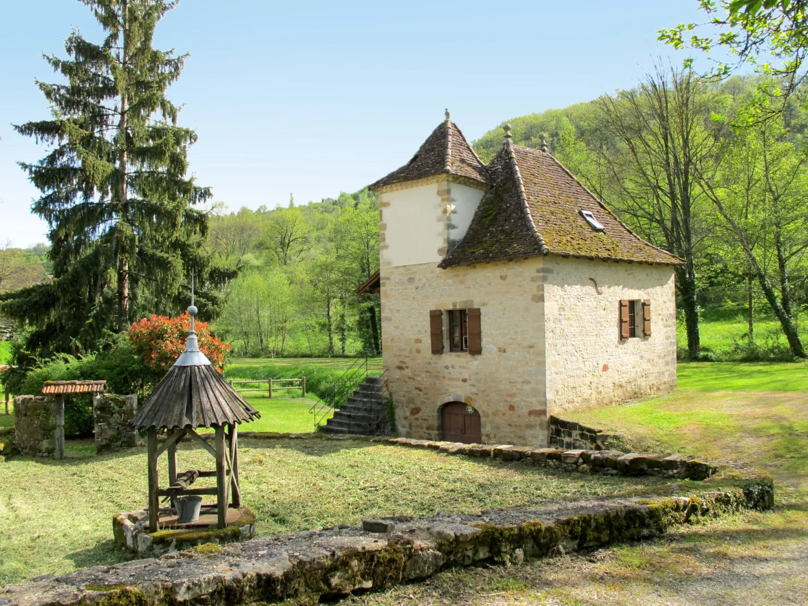 Le Moulin-Outside