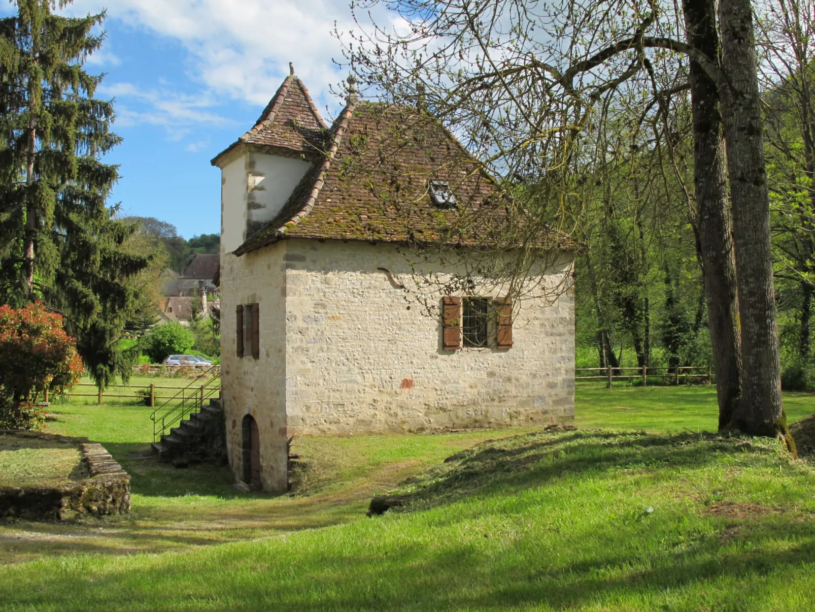 Le Moulin-Outside