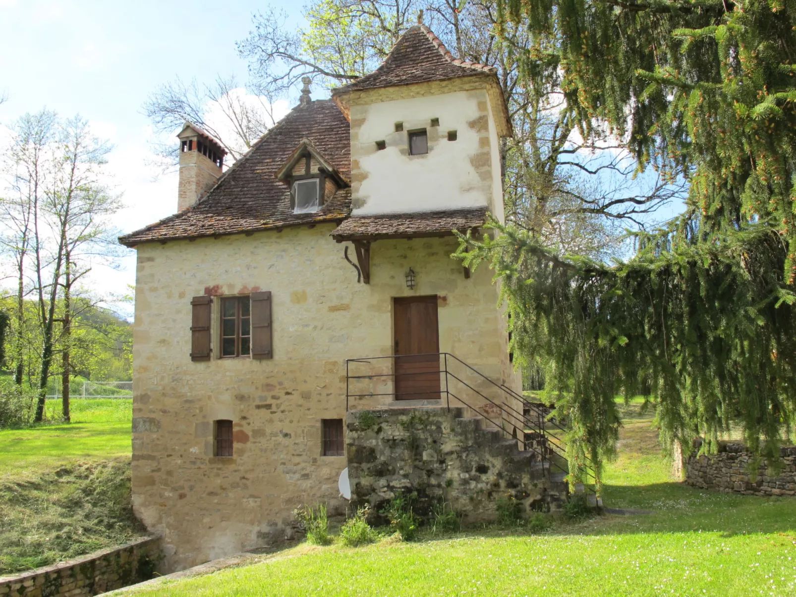Le Moulin-Outside