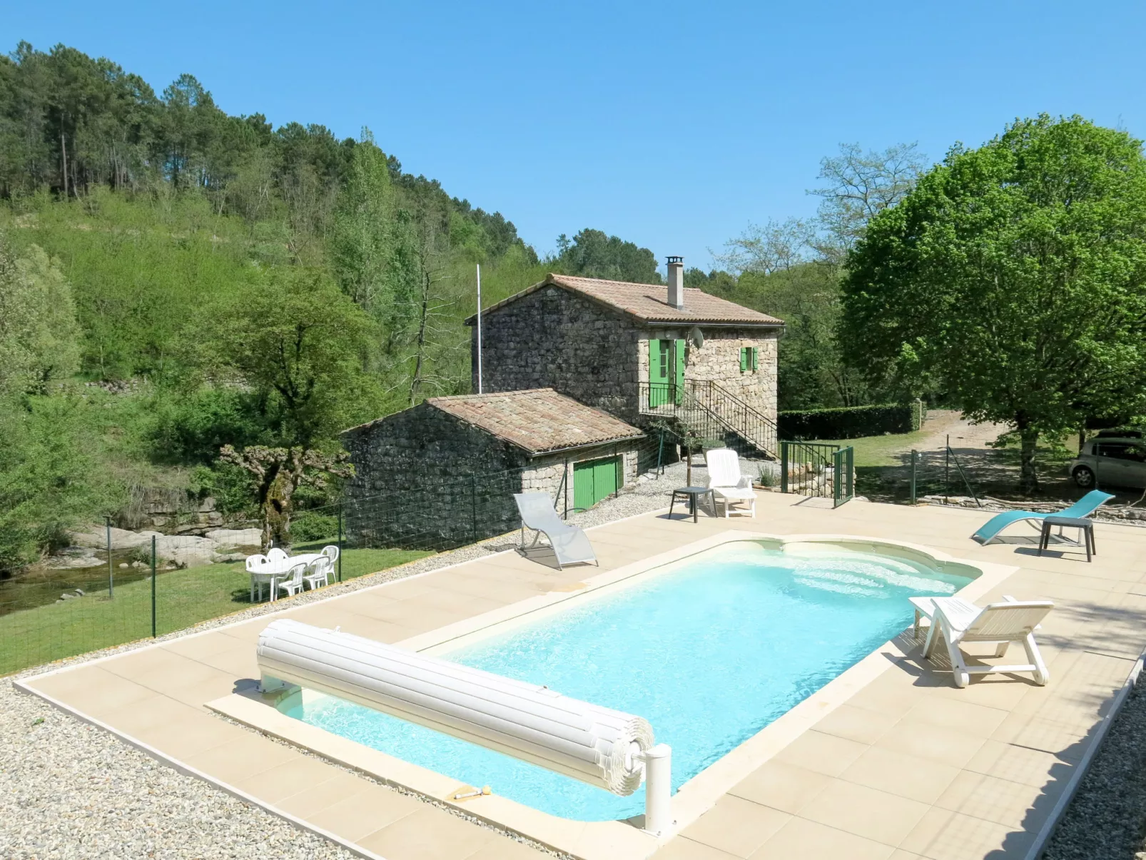 Le Moulin-Outside