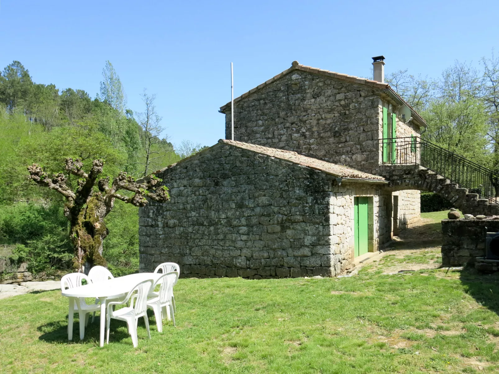 Le Moulin-Outside