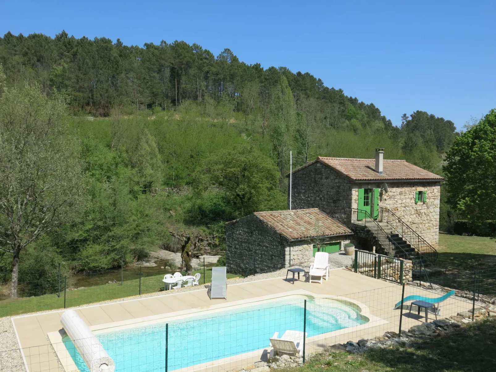Le Moulin-Outside