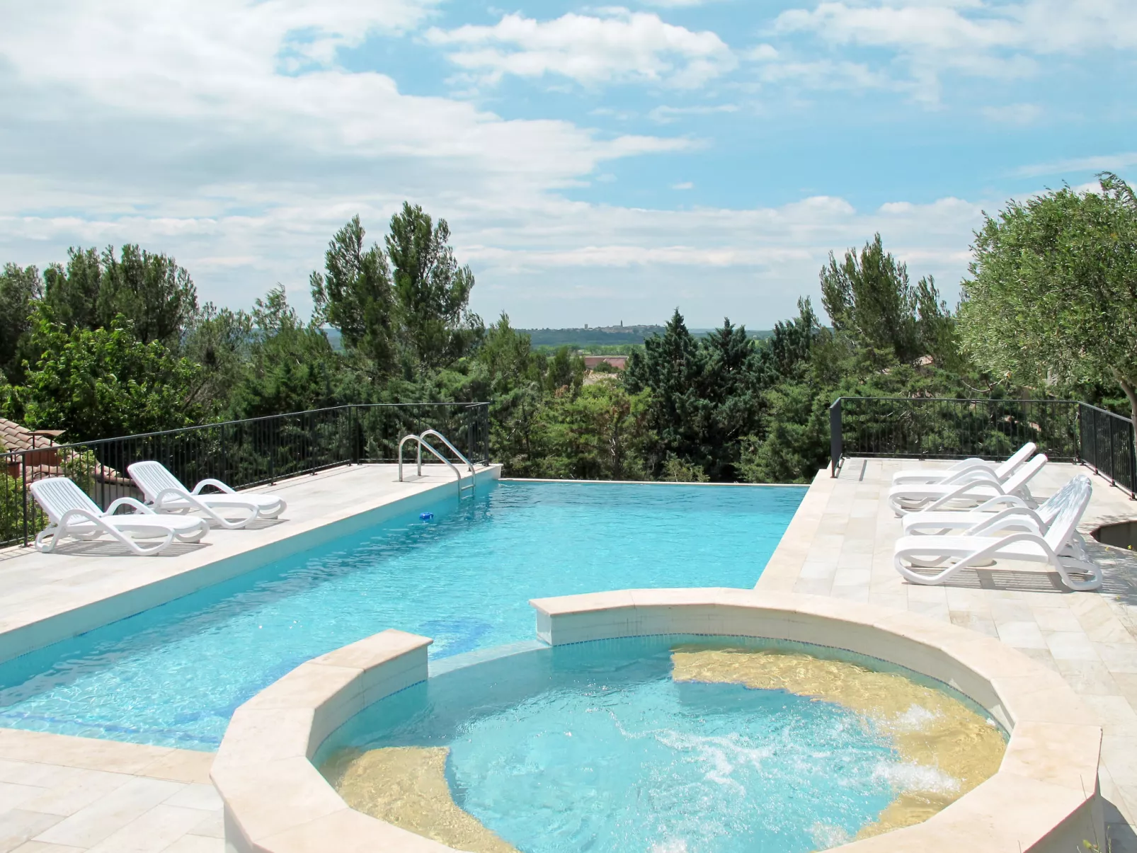 Les Garrigues d'Ozilhan-Outside