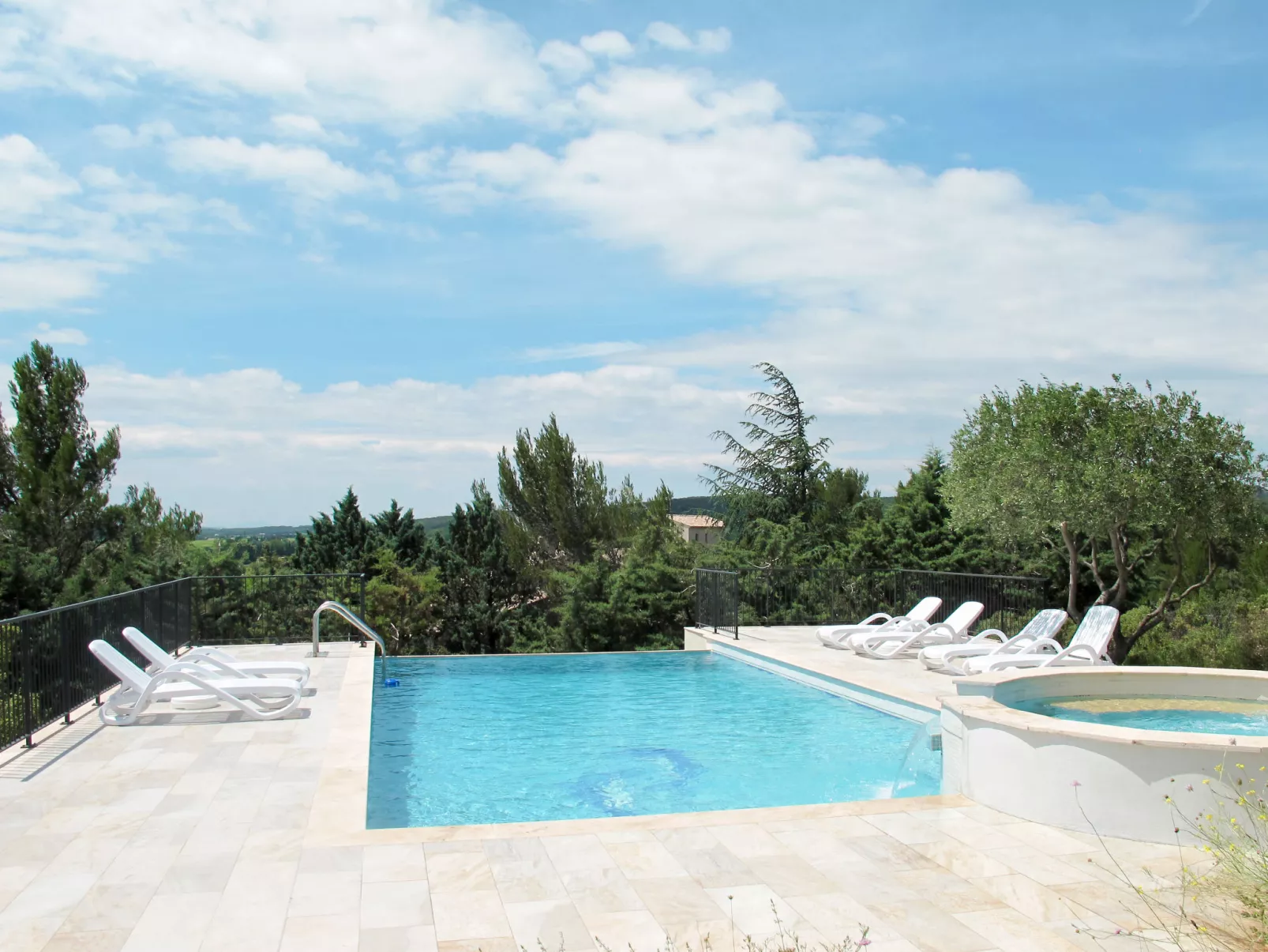 Les Garrigues d'Ozilhan-Outside