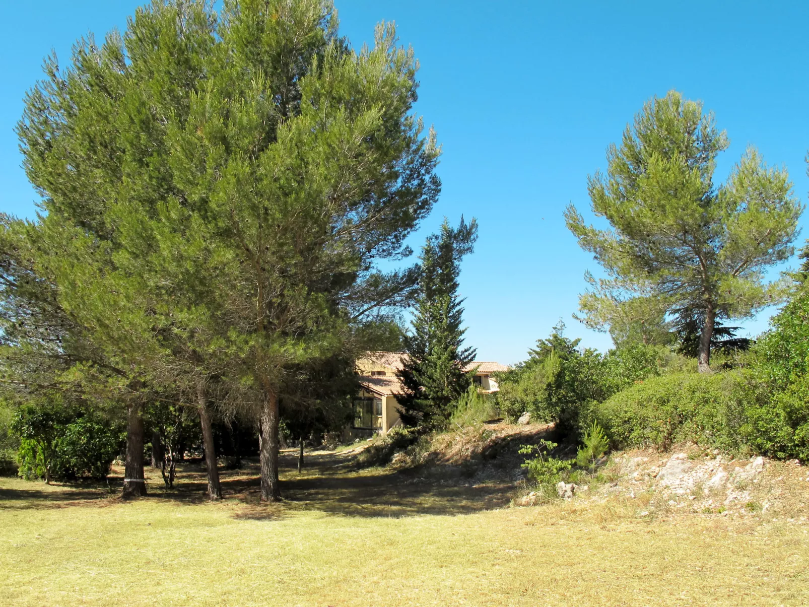 Les Garrigues d'Ozilhan-Outside