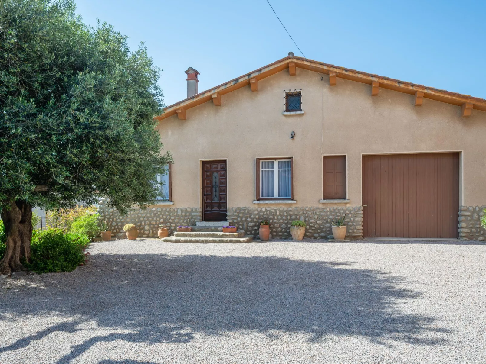 La Vigneronne-Outside