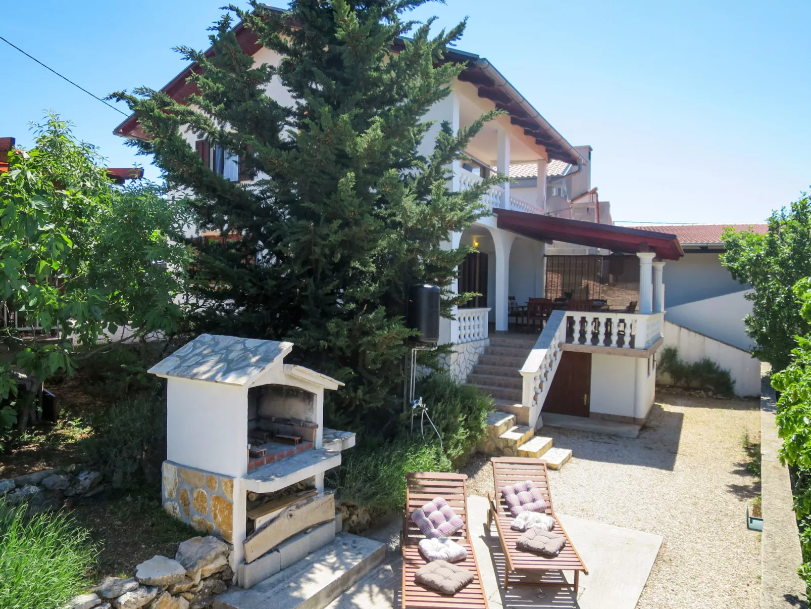 Bačani-Outside