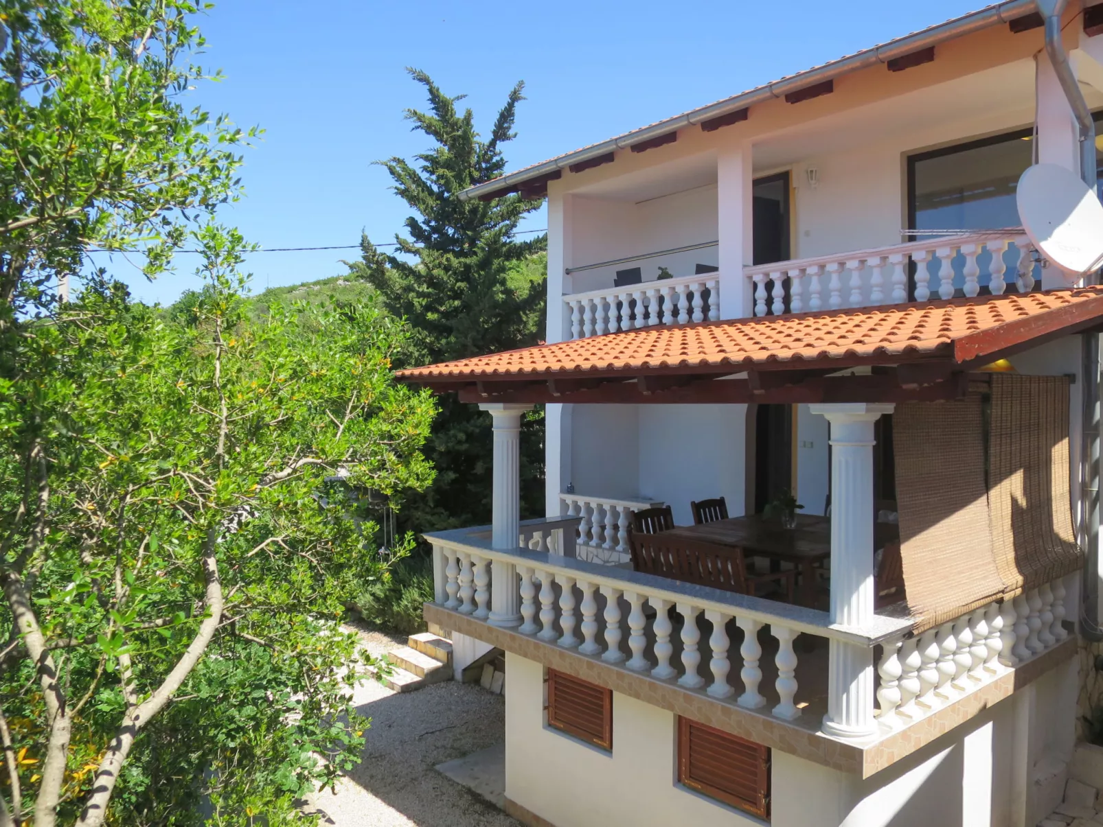 Bačani-Outside