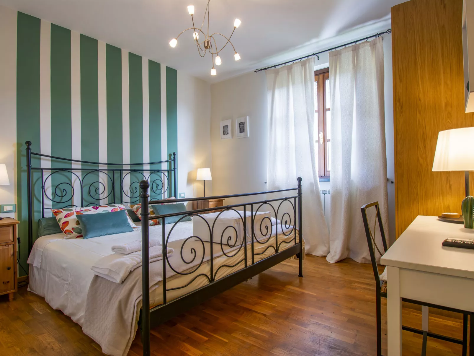 La Rondine-Inside