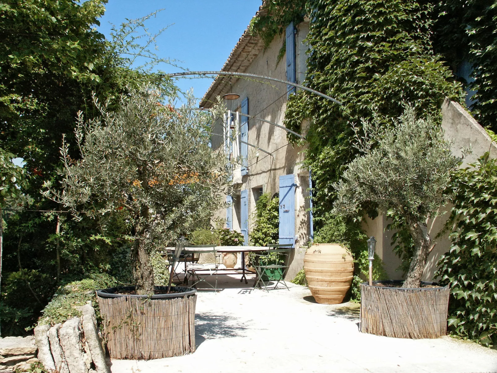 Les Puits Neufs-Outside