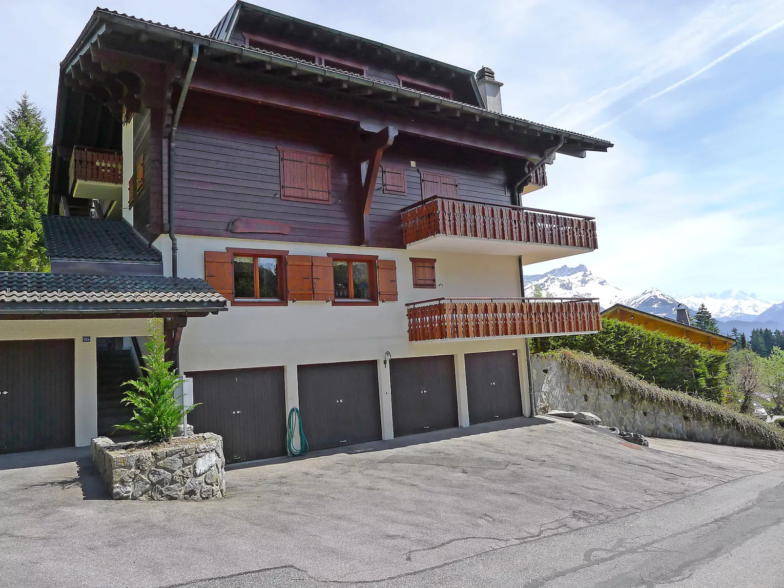 Le Bouquetin 1-Outside