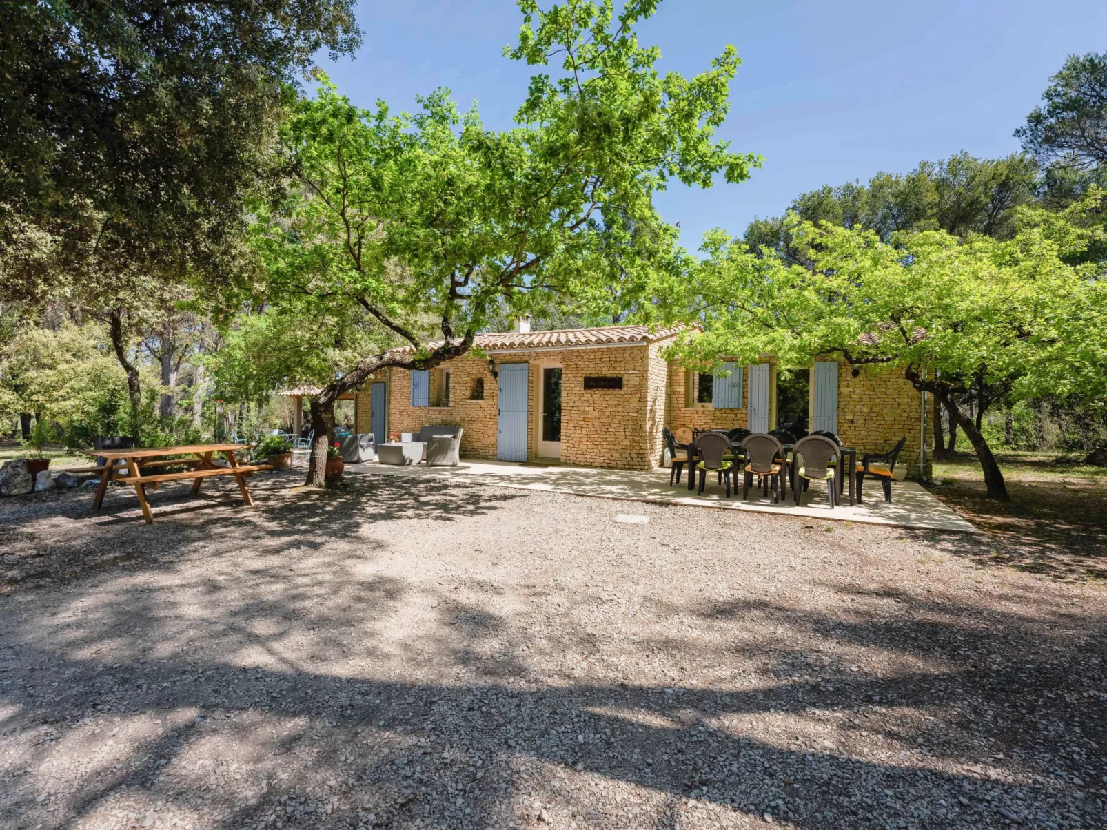 La Pinède-Outside