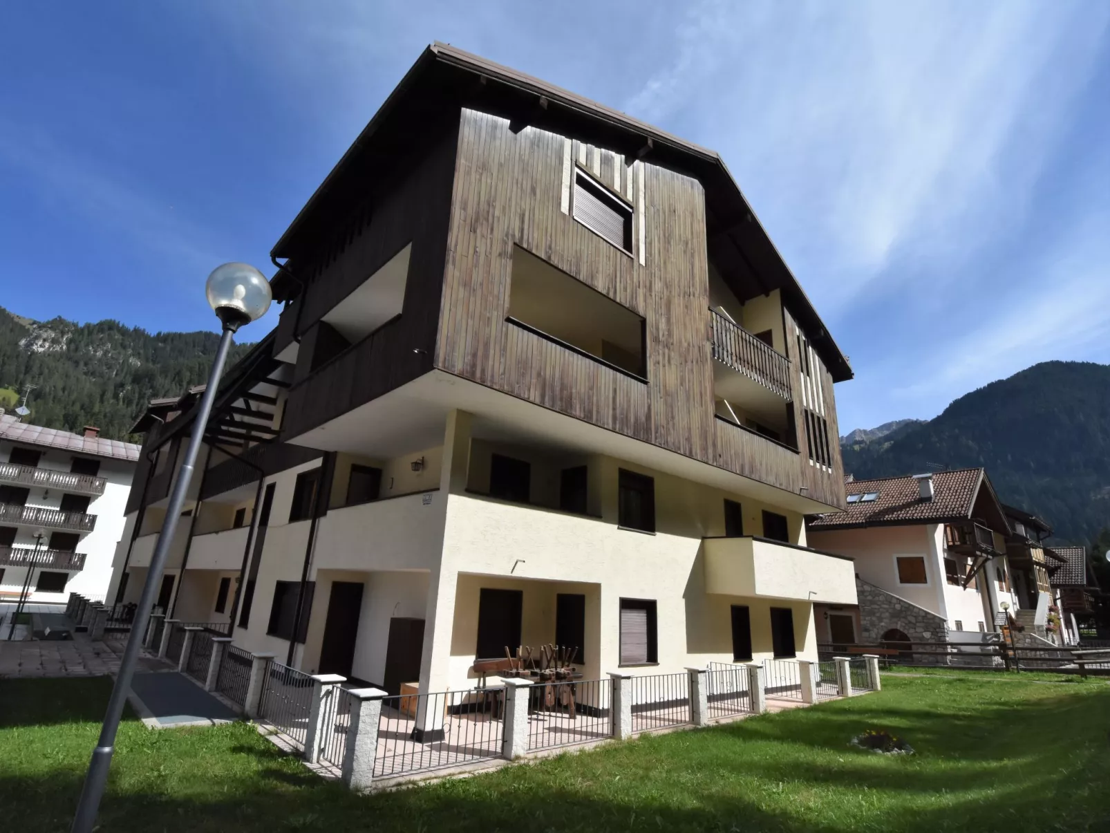 Des Alpes-Outside
