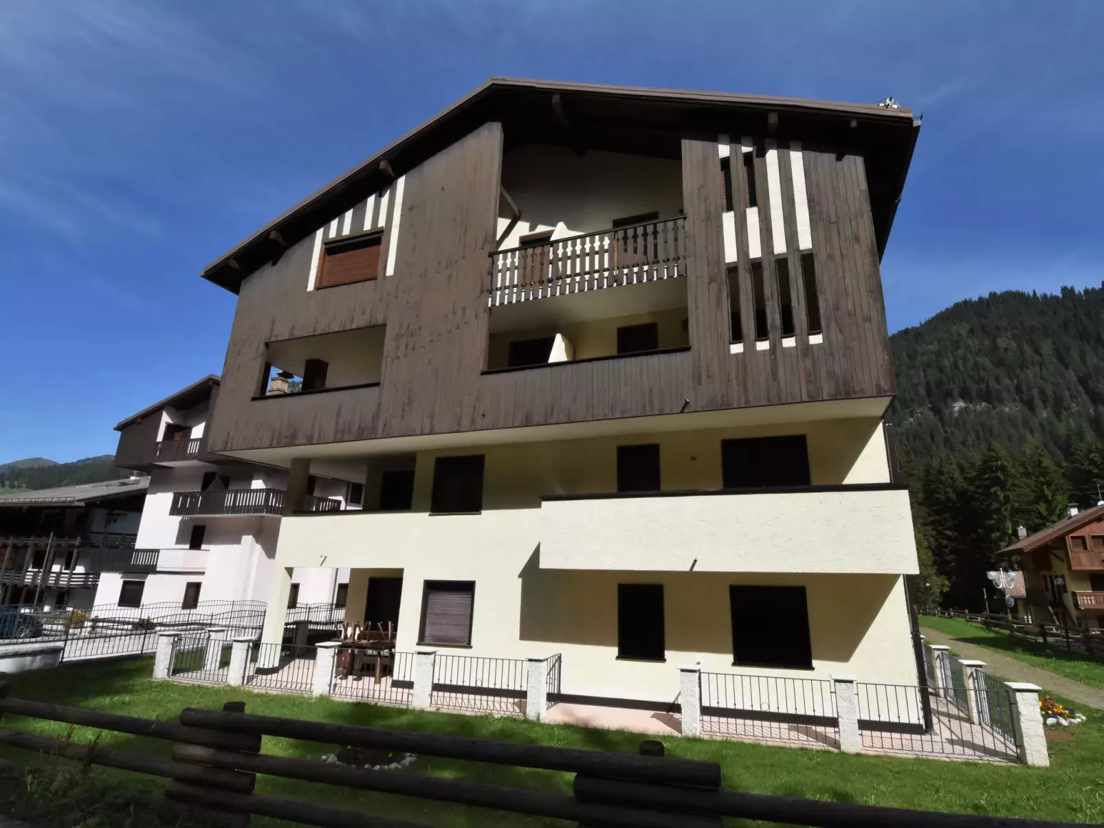 Des Alpes-Outside