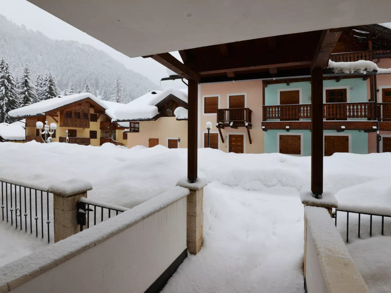 Des Alpes-Outside