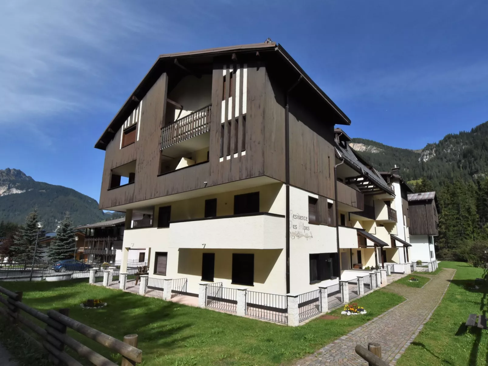 Des Alpes-Outside